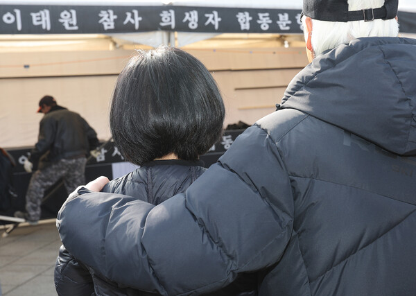 14일 오후 서울 용산구 녹사평역광장에 마련된 10·29 이태원 참사 희생자 시민분향소가 이전ㆍ통합을 위해 정리되고 있다. 2023.2.14. 연합뉴스