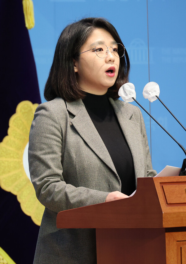 기본소득당 용혜인 의원이 13일 오전 서울 여의도 국회 소통관에서 대장동·김건희 특검 관련 입장 발표 기자회견을 하고 있다. 2023.2.13. 연합뉴스