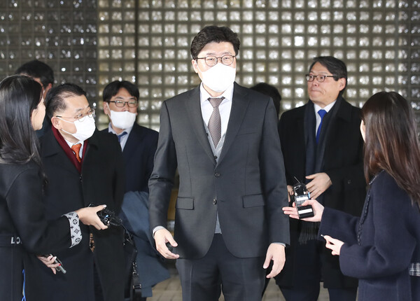 이규원 검사(맨 앞)와 이광철 전 청와대 민정비서관(푸른색 넥타이), 차규근 전 법무연수원 연구위원(붉은색 넥타이)이 15일 오후 서초동 서울중앙지법에서 열린 선고공판을 마치고 나오고 있다. 2023.2.15 [공동취재] 연합뉴스