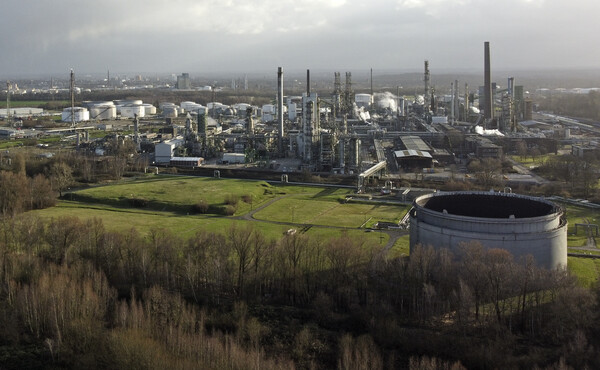 독일 서부 겔젠키르헨에 있는 BP 정유공장. 유럽연합은 2월 5일 러시아 정유시설에서 제조한 디젤유와 다른 석유제품에 대한 수입을 전면 중단했다. 우크라이나 전쟁 이후 러시아 천연가스와 원유에 의존했던 독일 경제는 타격을 입고 있다.  2023.1.30  AP연합뉴스 