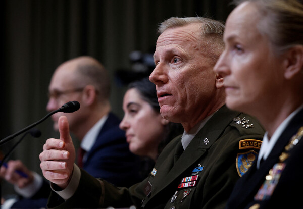 미국 합동참모본부의 더글라스 심스 작전국장(중장, 가운데)이 9일 중국 스파이 풍선 문제를 조사하는 상원 청문회에 출석해 증언하고 있다. 2023.2.9  로이터 연합뉴스 