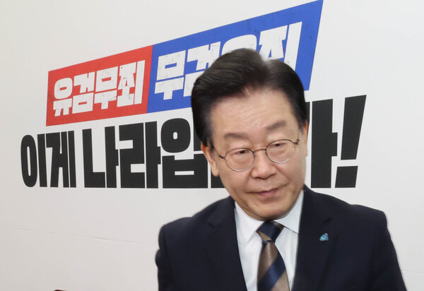 더불어민주당 이재명 대표가 16일 오후 국회에서 열린 최고위원회의에서 검찰의 구속영장 청구에 관해 입장을 발표한 뒤 회의장 변경을 위해 이동하고 있다. 2023.2.16. 연합뉴스