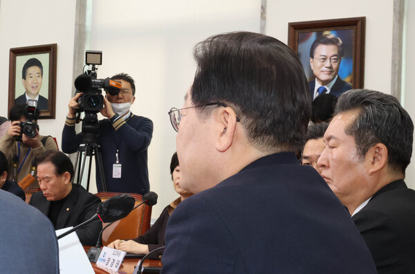 더불어민주당 이재명 대표가 16일 오후 국회에서 열린 최고위원회의에서 검찰의 구속영장 청구에 관해 입장을 발표하고 있다. 2023.2.16. 연합뉴스