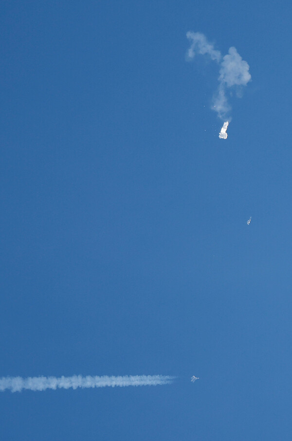 4일(현지시각) 미국 사우스캐롤라이나주 서프사이드 비치 해안 영공에서 미 전투기가 중국 '정찰풍선'이 격추된 직후 비행하고 있다. 로이드 오스틴 미 국방부 장관은 이날 성명을 내고 "오늘 오후 바이든 대통령의 지시에 따라 미 북부사령부 소속 전투기가 사우스캐롤라이나 해안 영공에서 중국이 보내고 소유한 고고도 정찰 풍선을 성공적으로 격추했다"고 밝혔다. 2023.02.05 로이터 연합뉴스