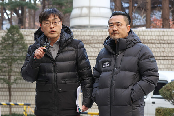 더탐사 대표 강진구(왼쪽) 기자와 최영민 감독. 연합뉴스 자료사진