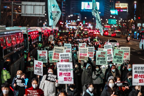 11일 26차 촛불대행진에 참여한 시민들이 서울 도심을 행진하고 있다. 2023.2.11. 사진 이호 작가
