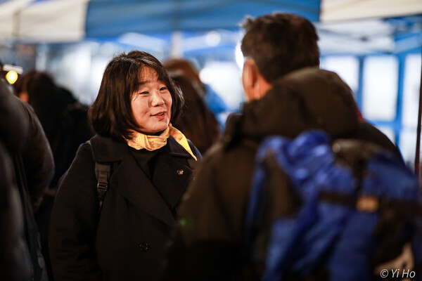 18일 27차 촛불대행진에 참석한 윤미향 의원이 시민과 이야기를 나누고 있다. 2023.2.18. 사진 이호 작가