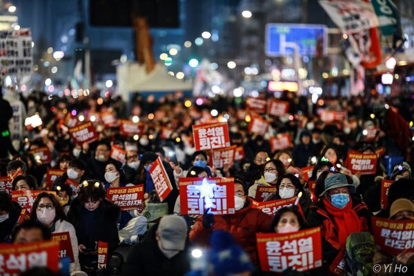 ​​18일 서울 지하철 2호선 시청역부터 숭례문 앞 구간에서 열린 27차 촛불대행진에 참가한 시민들이 "윤석열을 타도하라"고 외치고 있다. 2023.2.18. 사진 이호 작가