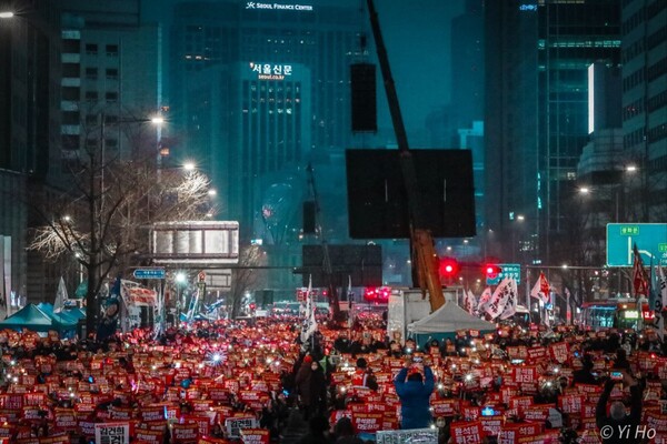 ​18일 서울 지하철 2호선 시청역부터 숭례문 앞 구간에서 열린 27차 촛불대행진에 참가한 시민들이 "윤석열을 타도하라"고 외치고 있다. 2023.2.18. 사진 이호 작가