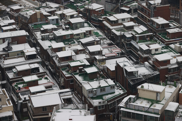 정부의 '2023년 경제정책방향'에 따르면 취득세와 양도소득세 중과, 대출금지 등 다주택자가 집을 더 사는 것을 막기 위한 각종 중과 규제가 완화된다. 임대사업자에 대한 지원 조치는 부활한다. 사진은 서울 남산 일대 주택. 2022.12.21 연합뉴스
