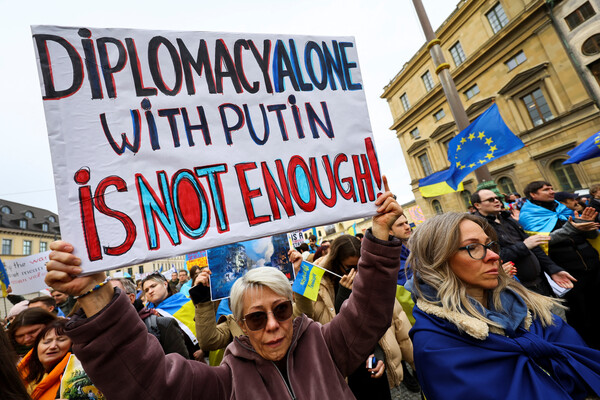 18일(현지시각) 뮌헨 안보 회의(MSC)가 열린 독일 뮌헨에서 우크라이나 전쟁 반대 평화 촉구 집회가 열리고 있다. 전날 개막한 올해 뮌헨 안보 회의의 주제는 우크라이나 전쟁 이후 변화된 핵질서 등 글로벌 안보 지형이다. 2023.02.19 로이터 연합뉴스