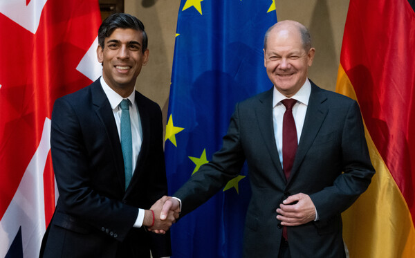 리시 수낵 영국 총리(왼쪽)와 올라프 숄츠 독일 총리(오른쪽)가 18일(현지시각) 독일 뮌헨에서 열린 뮌헨 안보 회의(MSC)에 참석해 악수하고 있다. 뮌헨 안보 회의는 40여 개국 정상과 100여 명의 외교 및 국방장관 등이 참석하는 세계 최대 안보 분야 연례 국제회의다. 2023.02.19 로이터 연합뉴스