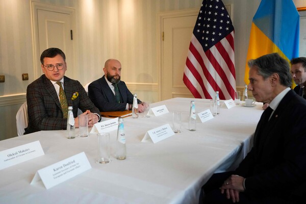 토니 블링컨 미국 국무장관(오른쪽)이 18일(현지시각) 독일 뮌헨에서 열린 뮌헨 안보 회의(MSC) 중 드미트로 쿨레바 우크라이나 외무장관(왼쪽 첫 번째)과 회담하고 있다. 2023.02.19 AFP 연합뉴스