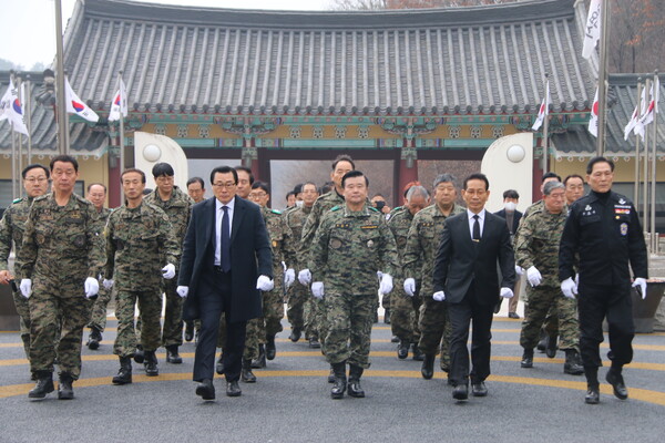 5·18 부상자회와 공로자회가 특전사동지회와 함께 19일 오전 국립 5·18 민주묘지를 기습 참배하고 있다. 2023.2.19 [5·18묘지관리사무소 제공] 연합뉴스.