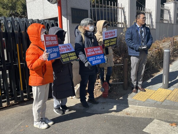 현직 기자들이 20일 서울 서초구 서초경찰서 정문에서 '강진구 기자 구속 규탄 언론인 릴레이 1인 시위'를 벌이고 있다. 맨 오른쪽 ＜리포액트＞ 허재현 기자, 가운데 ＜한국인터넷기자협회＞ 이준희 수석 부회장. 2023.2.20. 사진 김성진 기자.
