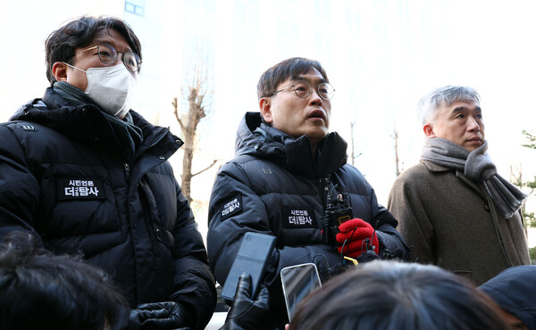 한동훈 법무부 장관의 주거지를 방문 취재했다가 무단침입 혐의로 고발 당한 탐사보도 매체 ＜시민언론 더탐사＞의 강진구 공동대표(가운데)가 14일 오후 서울경찰청 반부패·공공범죄수사대에 조사를 받기 위해 출석하며 기자회견을 하고 있다. 2022.12.14 연합뉴스