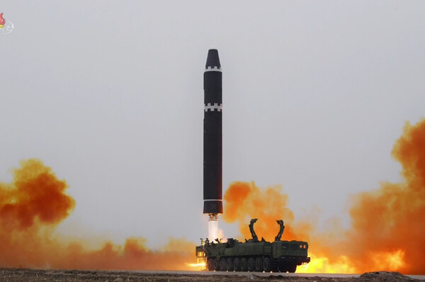 북한이 18일 오후 대륙간탄도미사일(ICBM) '화성-15형'을 고각발사했다고 밝혔다.북한의 ICBM운용부대 중 제1붉은기영웅중대는 18일 오후 평양국제비행장에서 ICBM '화성-15'를 최대사거리체제로 고각발사했다고 조선중앙TV가 19일 보도했다. . [조선중앙TV 화면] 2023.2.19. 연합뉴스