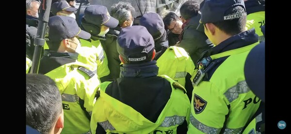 21일 서울 중구 세종대로 단식 농성장에서 경찰에 항의하던 시민이 쓰러지고 있다. 2023.2.21. 촛불행동 제공