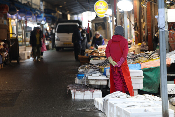 전통시장의 2월 전망 BSI는 59.3으로 전월보다 27.2포인트 급락해 지난해 2월(58.0) 이후 1년 만의 최저치를 기록했다. 이날 서울시내 한 전통시장에서 상인이 소님을 기다리고 있다. 2023.2.1 연합뉴스