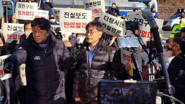 22일 서울중앙지법 앞에서 ＜시민언론 더탐사＞ 강진구 기자가 응원을 온 시민들과 만나 이야기를 하고 있다. 2023.2.22. 더탐사 이두석 PD