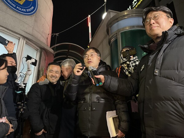 22일 서울 서초경찰서 앞에서 ＜시민언론 더탐사＞ 공동대표인 강진구 기자가 구속영장이 기각된 뒤 시민들과 만나 발언하고 있다. 왼쪽부터 ＜더탐사＞최영민 감독, 법무법인 더펌 정철승 변호사, 박대용 기자. 2023.2.22. 김성진 기자.