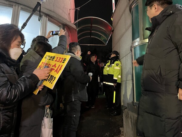 22일 ＜시민언론 더탐사＞공동대표인 강진구 기자(가운데)가 구속 영장이 기각된 뒤 주먹을 불끈 쥐며 서울 서초경찰서 정문을 빠져 나오는 모습. 2023.2.22. 김성진 기자