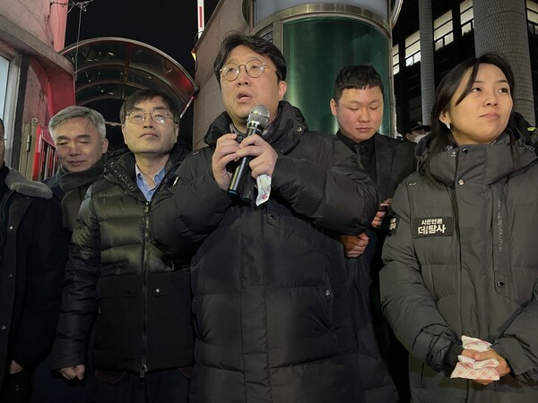 22일 밤 ＜시민언론 더탐사＞ 박대용 기자(가운데)가 서울 서초경찰서 앞에서 시민들에게 강진구 기자의 구속 영장 기각의 의미에 대해 설명하고 있다. 왼쪽부터 변호를 맡은 정철승 변호사, 강진구 기자, 박대용 기자, 김시몬 기자, 권지연 기자. 2023.2.22. 김성진 기자