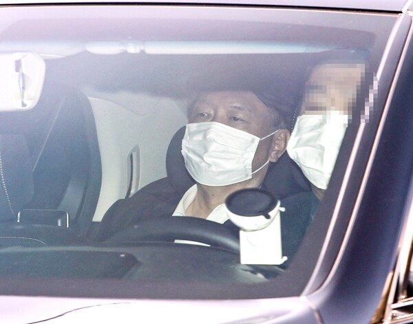 윤석열 검찰총장이 2020년 12월 16일 징계 결정에 불복해 제기한 징계효력정지 가처분이 받아들여진 직후인 2020년 12월 25일 오후 대검찰청으로 출근하고 있다. 2020.12.25. 연합뉴스 자료사진