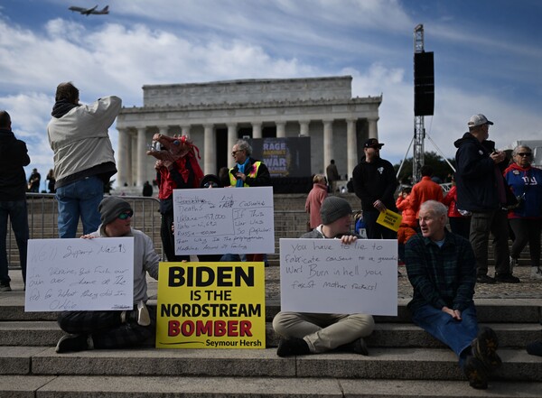 19일(현지시각) 미국 워싱턴DC 링컨기념관 앞에서 시민들이 러시아의 우크라이나 침공 1년에 즈음해 반전시위를 벌이고 있다. 시위대는 이날 미 정부의 우크라이나 전쟁 자금지원을 중단하라고 요구했다. 러시아는 작년 2월 24일 새벽 우크라이나 동부 돈바스를 해방하겠다며 '특별군사작전'을 전격 개시했다. 2023.02.20 AFP 연합뉴스
