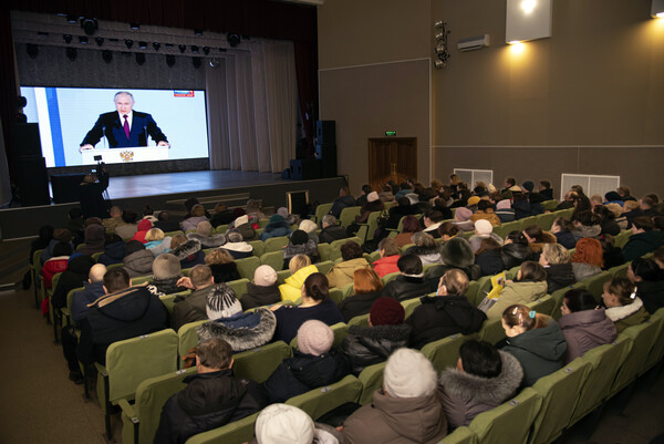 21일(현지시각) 러시아가 점령 중인 우크라이나 루한스크 노보아이다르에서 주민들이 블라디미르 푸틴 러시아 대통령의 국정연설을 시청하고 있다. 우크라이나 전쟁 개전 1주년(24일)을 앞두고 연설에 나선 푸틴 대통령은 "전쟁을 일으킨 것은 서방이고, 이를 억제하려 한 것은 우리였다"고 주장했다. 2023.02.22 AP 연합뉴스