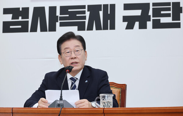 더불어민주당 이재명 대표가 23일 오전 국회에서 열린 위례·대장동 개발 비리 및 성남FC 후원금 의혹에 대해 검찰이 청구한 구속영장과 관련한 기자간담회에서 발언하고 있다. 2023.2.23. 연합뉴스