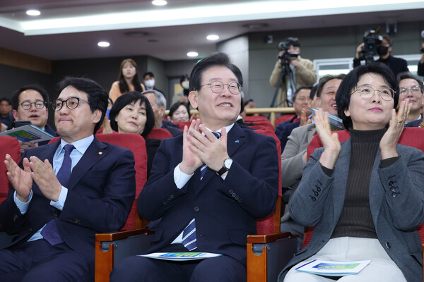 더불어민주당 이재명 대표가 23일 오후 국회에서 열린 전국정당위원회 발대식 및 제2기 협력의원단 출범식에서 박수를 치고 있다. 2023.2.23. 연합뉴스