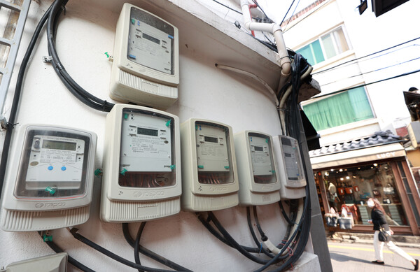 1월 생산자물가지수가 전월보다 0.4% 올라 상승세로 전환했다.  특히 전력 부문이 10.9%나 올라 상승세를 주도했다. 사진은 이날 서울 시내 한 주택가에 설치된 전기계량기. 2022.11.24 연합뉴스