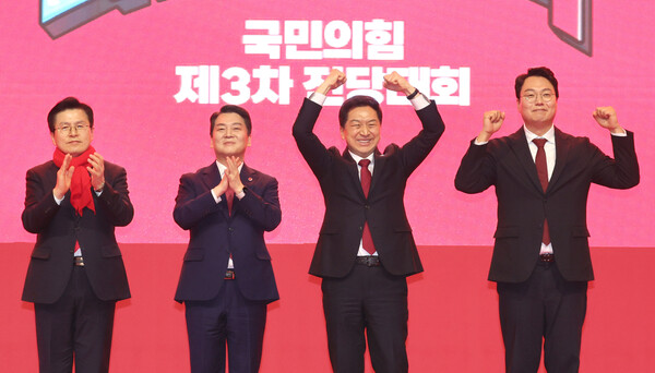 국민의힘 황교안·안철수·김기현·천하람 당대표 후보(왼쪽부터)가 23일 오후 강원 홍천군 홍천종합체육관에서 열린 제3차 전당대회 강원 합동연설회에서 당원들을 향해 인사하고 있다. 2023.2.23. 연합뉴스
