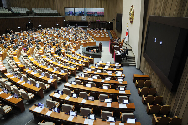 국회는 24일 본회의에서 2기 진실화해위 위원 7명 선출안을 표결에 부쳐 이 중 6명을 선출했으나, 국민의힘 추천 인사 1명이 더불어민주당의 무더기 반대표로 부결됐다. 이에 국민의힘 의원들이 고성으로 항의하는 한편 일부는 본회의장을 퇴장했고, 이 여파로 본회의가 법안 60여건 표결을 앞두고 정회되는 소동이 벌어졌다. 사진은 정회 뒤 회의 속개를 기다리는 야당 의원들. 2023.2.24. 연합뉴스