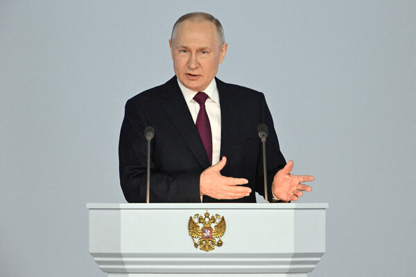 블라디미르 푸틴 러시아 대통령이 21일 연방의회에서 올해 국정연설을 하고 있다.  2023.2.21 로이터 연합뉴스