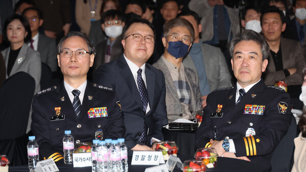 24일 경찰청에서 열린 남구준 국가수사본부장 이임식에서 남 본부장과 윤희근 경찰청장이 기념영상을 보고 있다. 이날 윤 대통령은 검사 출신 정순신 변호사를 차기 본부장으로 임명했다. 2023.2.24. 연합뉴스