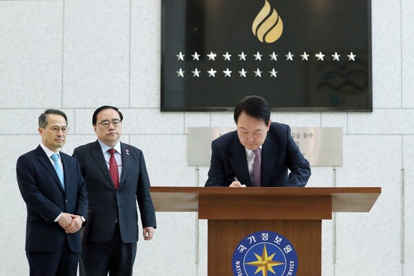 윤석열 대통령이 24일 국가정보원을 찾아 2023년도 업무계획을 보고받기에 앞서 방명록을 작성하고 있다. 윤 대통령은 방명록에 "자유 수호를 위한 헌신을 지지합니다. 세계 최고의 정보기관으로 거듭나기 바랍니다"라고 썼다. 2023.2.24 [대통령실 제공] 연합뉴스