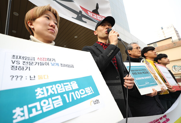 소득격차를 줄이자는 여론이 높지만 격차는 오히려 해마다 크게 늘어나고 있다. 지난 2021년 상위 0.1%의 소득은 중간소득자의 70배에 이르는 것으로 조사됐다. 사진은 지난 2019년 3월 11일 알바노조, 라이더유니온, 청년정치공동체너머, 평등노동자회 관계자들이 최저임금을 근로소득 상위 1%와 연동해 결정하자는 '1:10 운동' 제안 기자회견을 하고 있는 모습. 2019.3.11 연합뉴스