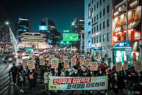 25일 28차 촛불대행진에 참가한 시민들이 숭례문 앞에서 행진을 시작하고 있다. 2023.2.25. 사진 이호 작가