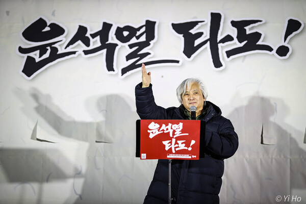 25일 28차 촛불대행진 행진을 마친 뒤 열린 정리집회에서 발언 중인 김민웅 촛불행동 상임대표(전 경희대 교수). 2023.2.25. 사진 이호 작가