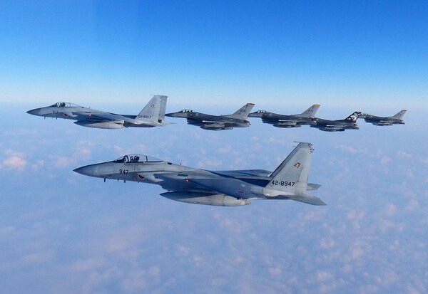 미군과 일본 항공자위대의 2월 19일 훈련 모습. 2023 02 19. [EPA 연합뉴스 자료사진]