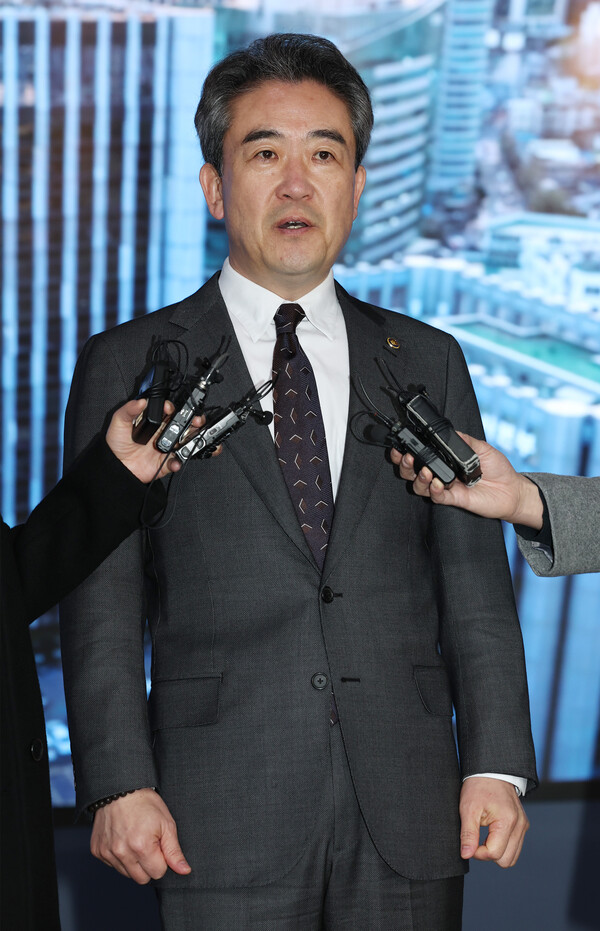 윤희근 경찰청장이 27일 오전 서울 서대문구 경찰청에서 취재진 질문에 답하고 있다. 신임 국가수사본부장에 임명된 정순신 변호사가 대통령 임명 하루 만인 25일 전격 낙마하면서 경찰과 대통령실의 인사검증 과정에서 허점이 드러났다는 지적이 나온다. 2023.2.27. 연합뉴스