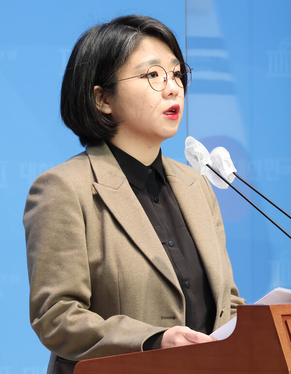 기본소득당 용혜인 의원이 24일 국회 소통관에서 "오는 27일, 민주당 이재명 대표의 체포동의안이 표결에 부쳐집니다. 정의당과 일각의 정치인들은 불체포특권이 '특권'이기에 폐지해야 한다고 주장합니다. 이재명 대표에게 '불체포특권을 스스로 내려놓으라'고 요구하기도 합니다. 저는 불체포특권을 폐지해야 할 부당한 특권으로만 바라보는 태도에 동의할 수 없습니다"라고 밝히고 있다. 2023.2.24. 연합뉴스