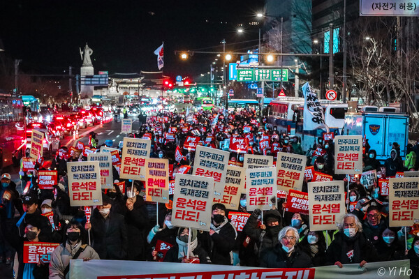 25일 28차 촛불대행진에 참가한 시민들이 광화문 사거리 인근을 행진하고 있다. 2023.2.25. 사진 이호 작가