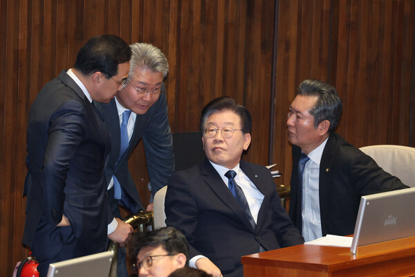 더불어민주당 이재명 대표와 박홍근 원내대표가 27일 오후 국회에서 열린 본회의에서 이 대표에 대한 체포동의안 무효표 논란 관련 논의를 하고 있다. 감표위원들은 이날 투표용지를 분류하는 과정에서 표기가 애매한 2장을 놓고 이견을 보여 표결 절차가 잠시 중단됐다. 2023.2.27. 연합뉴스