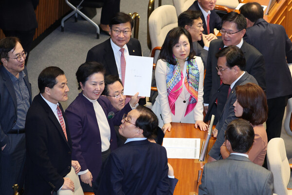 국민의힘 주호영 원내대표 및 의원들이 27일 오후 국회에서 열린 본회의에서 더불어민주당 이재명 대표에 대한 체포동의안 무효표 논란 관련 논의를 하고 있다. 이날 투표용지를 분류하는 과정에서 표기가 애매한 2장을 놓고 감표위원들의 이견이 발생해 표결 절차가 잠시 중단됐다. 2023.2.27. 연합뉴스