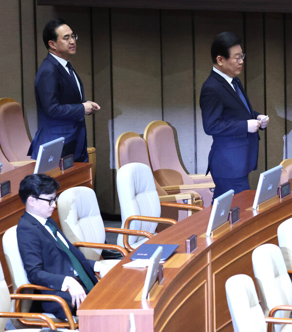 더불어민주당 이재명 대표가 27일 국회에서 열린 본회의에서 본인의 체포동의안에 관해 투표를 마친 뒤 투표용지를 투표함에 넣기 위해 이동하며 한동훈 법무부 장관 옆을 지나고 있다. 2023.2.27. 연합뉴스