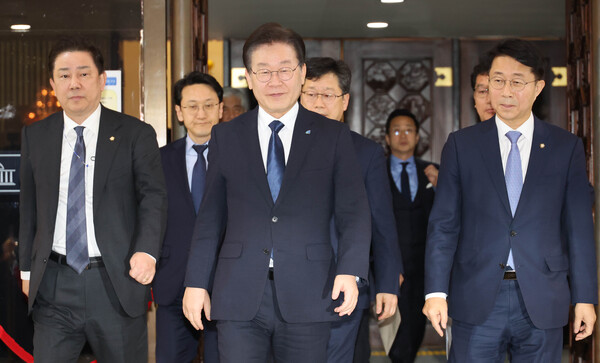 더불어민주당 이재명 대표가 27일 국회에서 열린 본회의에서 본인의 체포동의안이 부결된 뒤 모든 법률안을 표결한 뒤 본회의장을 나서고 있다. 2023.2.27. 연합뉴스