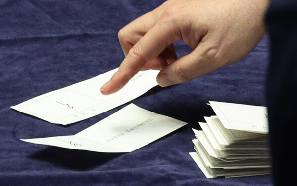 27일 오후 국회에서 열린 본회의에서 더불어민주당 이재명 대표에 대한 체포동의안 표결 결과를 의원들이 바라보고 있다. 2023.2.27. 연합뉴스